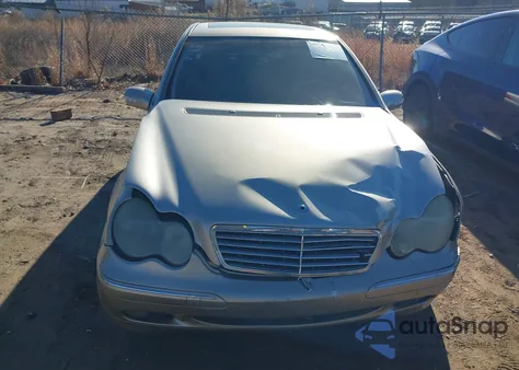 2002 Mercedes-Benz C 240 z USA, uszkodzony, nr VIN WDBRF61J62F199005